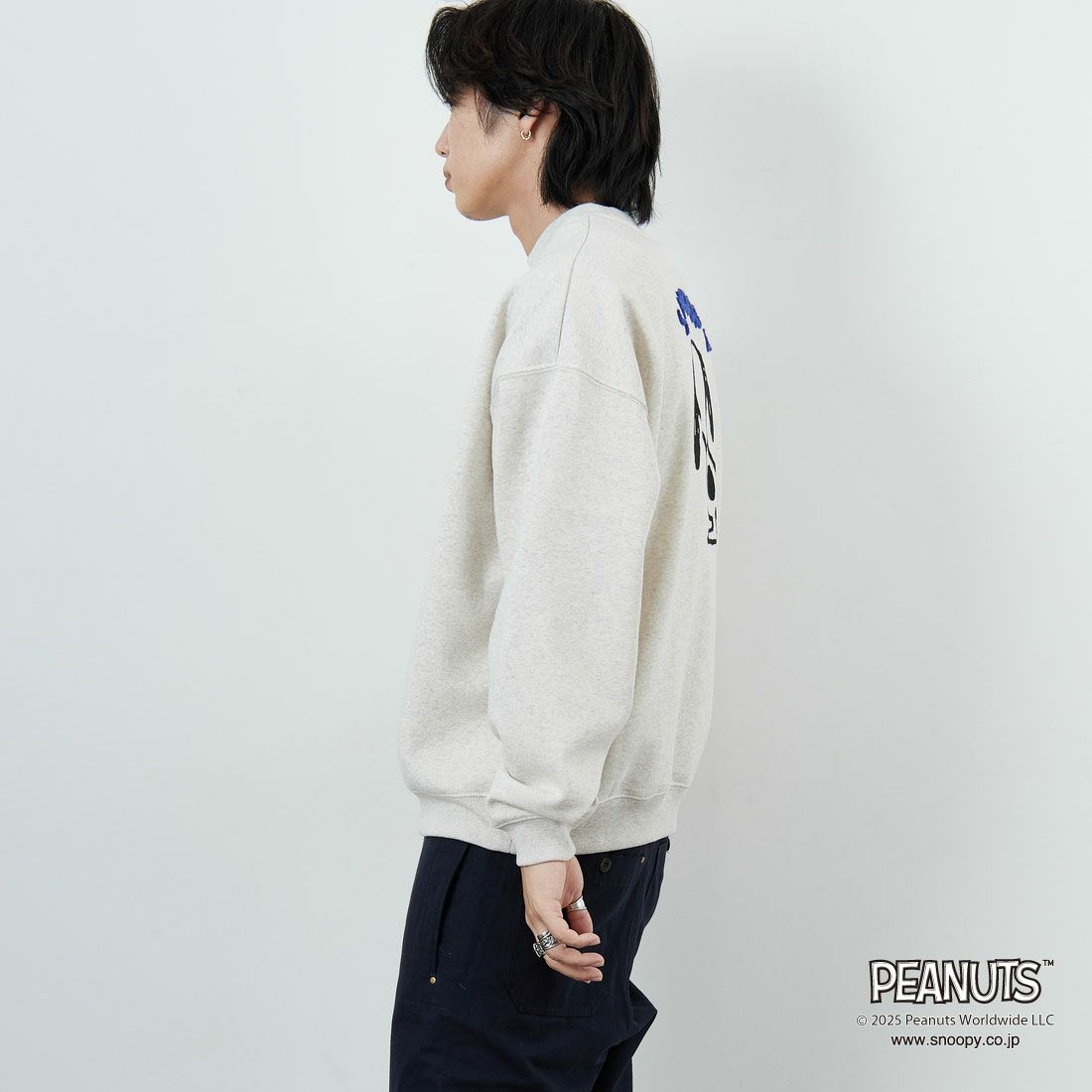PEANUTS × JEANS FACTORY [ピーナッツ × ジーンズファクトリー] PEANUTS スヌーピースウェット [JFC-254-099] ASH GRY &&モデル身長：179cm 着用サイズ：L&&
