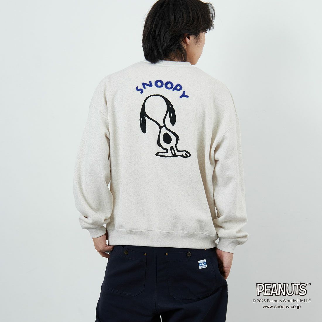 PEANUTS × JEANS FACTORY [ピーナッツ × ジーンズファクトリー] PEANUTS スヌーピースウェット [JFC-254-099] ASH GRY &&モデル身長：179cm 着用サイズ：L&&