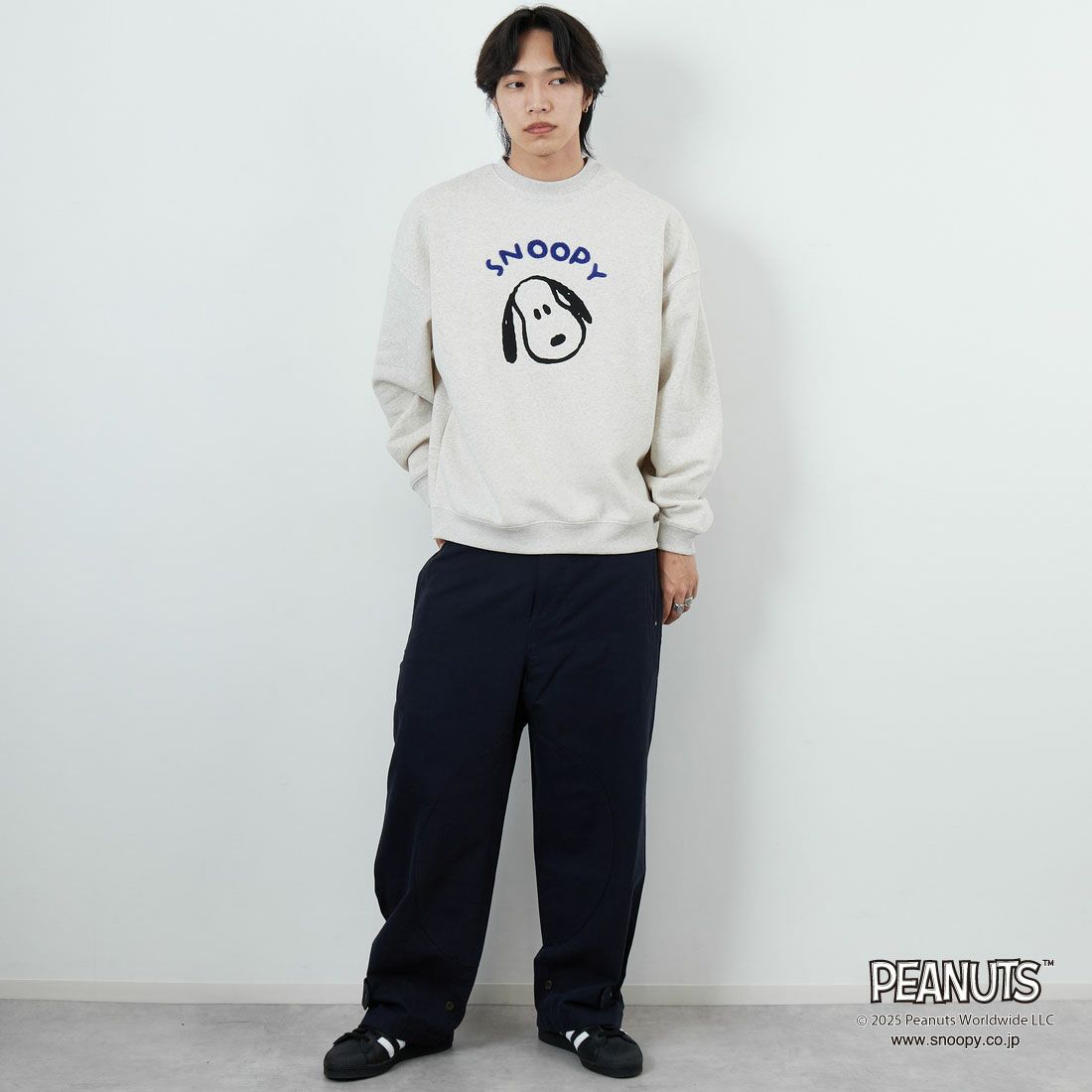 PEANUTS × JEANS FACTORY [ピーナッツ × ジーンズファクトリー] PEANUTS スヌーピースウェット [JFC-254-099] ASH GRY &&モデル身長：179cm 着用サイズ：L&&