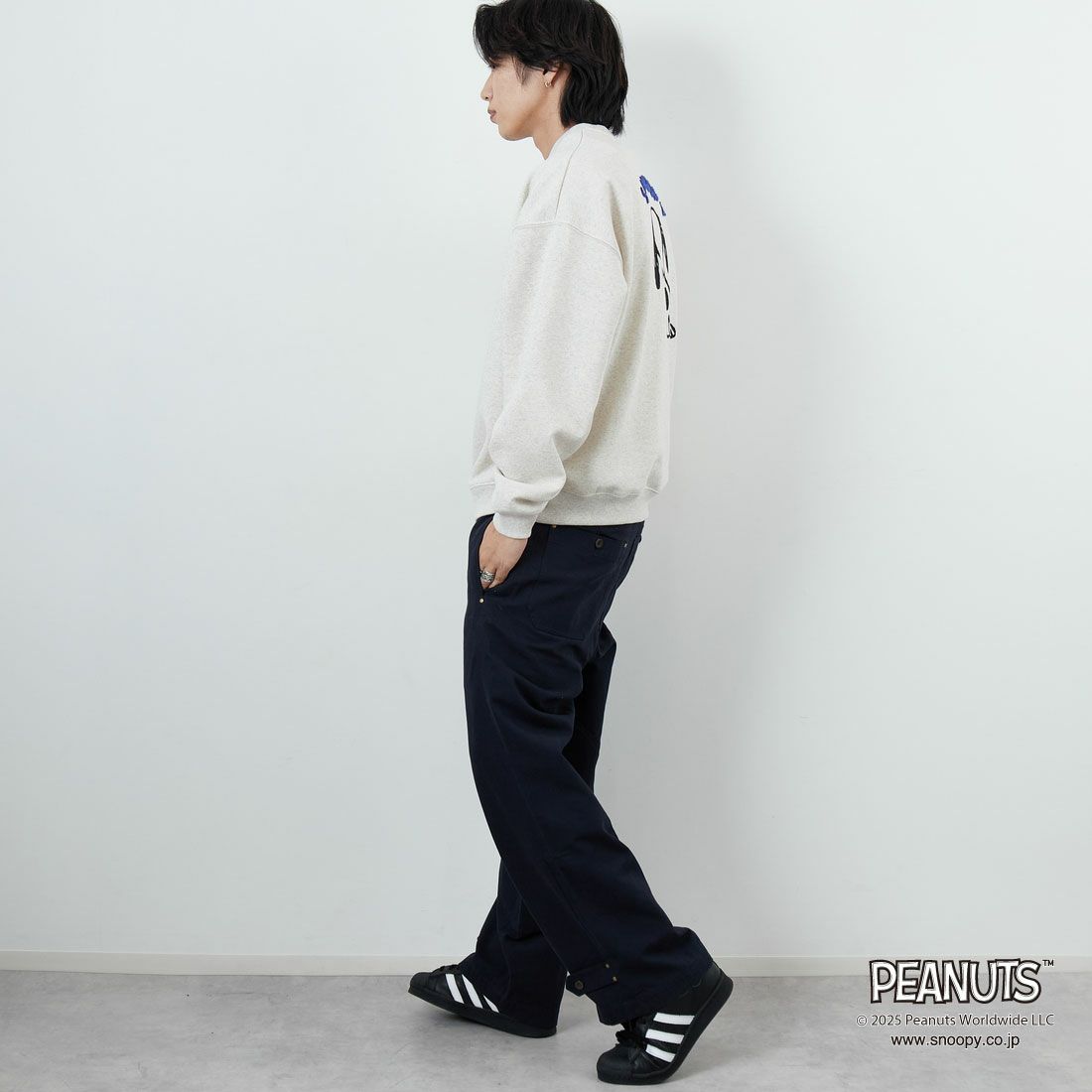 PEANUTS × JEANS FACTORY [ピーナッツ × ジーンズファクトリー] PEANUTS スヌーピースウェット [JFC-254-099] ASH GRY &&モデル身長：179cm 着用サイズ：L&&