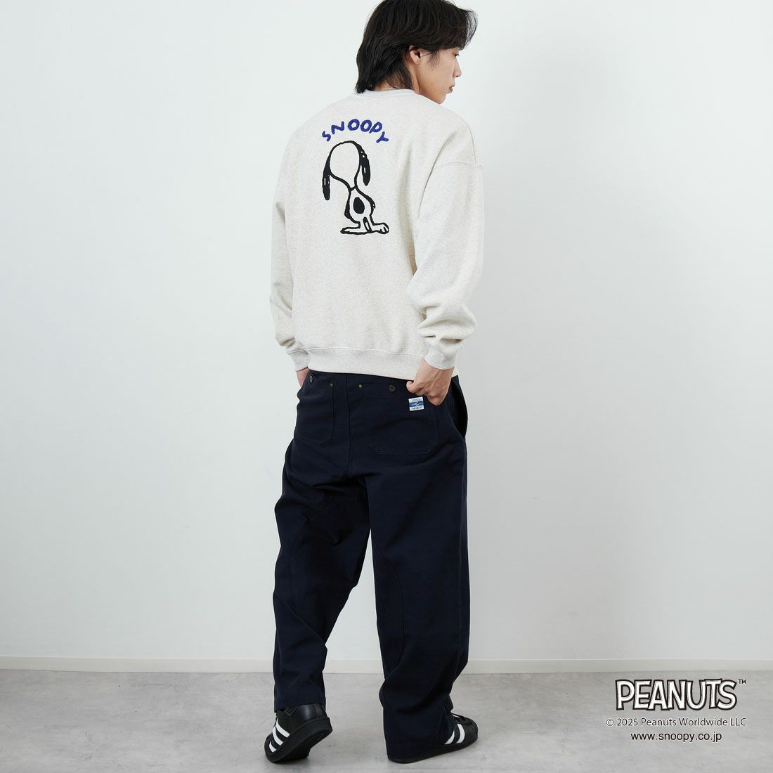 PEANUTS × JEANS FACTORY [ピーナッツ × ジーンズファクトリー] PEANUTS スヌーピースウェット [JFC-254-099] ASH GRY &&モデル身長：179cm 着用サイズ：L&&