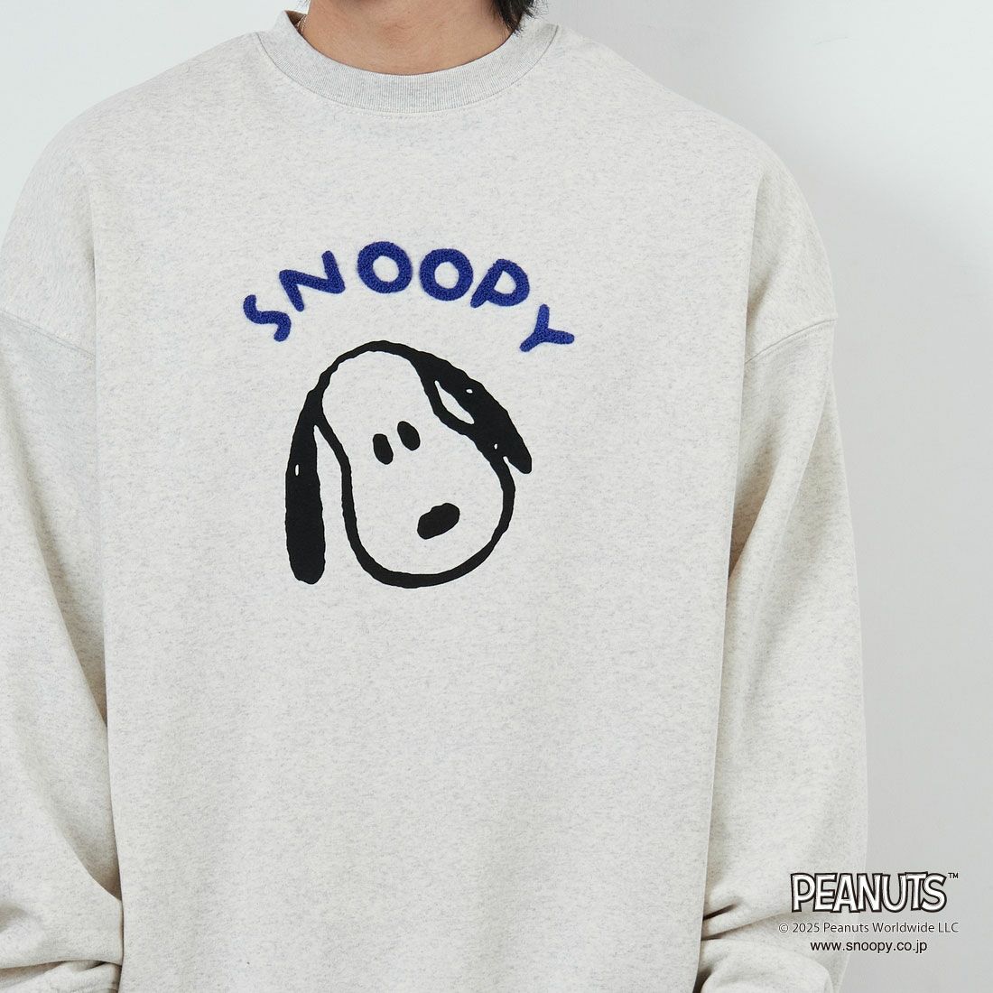 PEANUTS × JEANS FACTORY [ピーナッツ × ジーンズファクトリー] PEANUTS スヌーピースウェット [JFC-254-099] ASH GRY &&モデル身長：179cm 着用サイズ：L&&