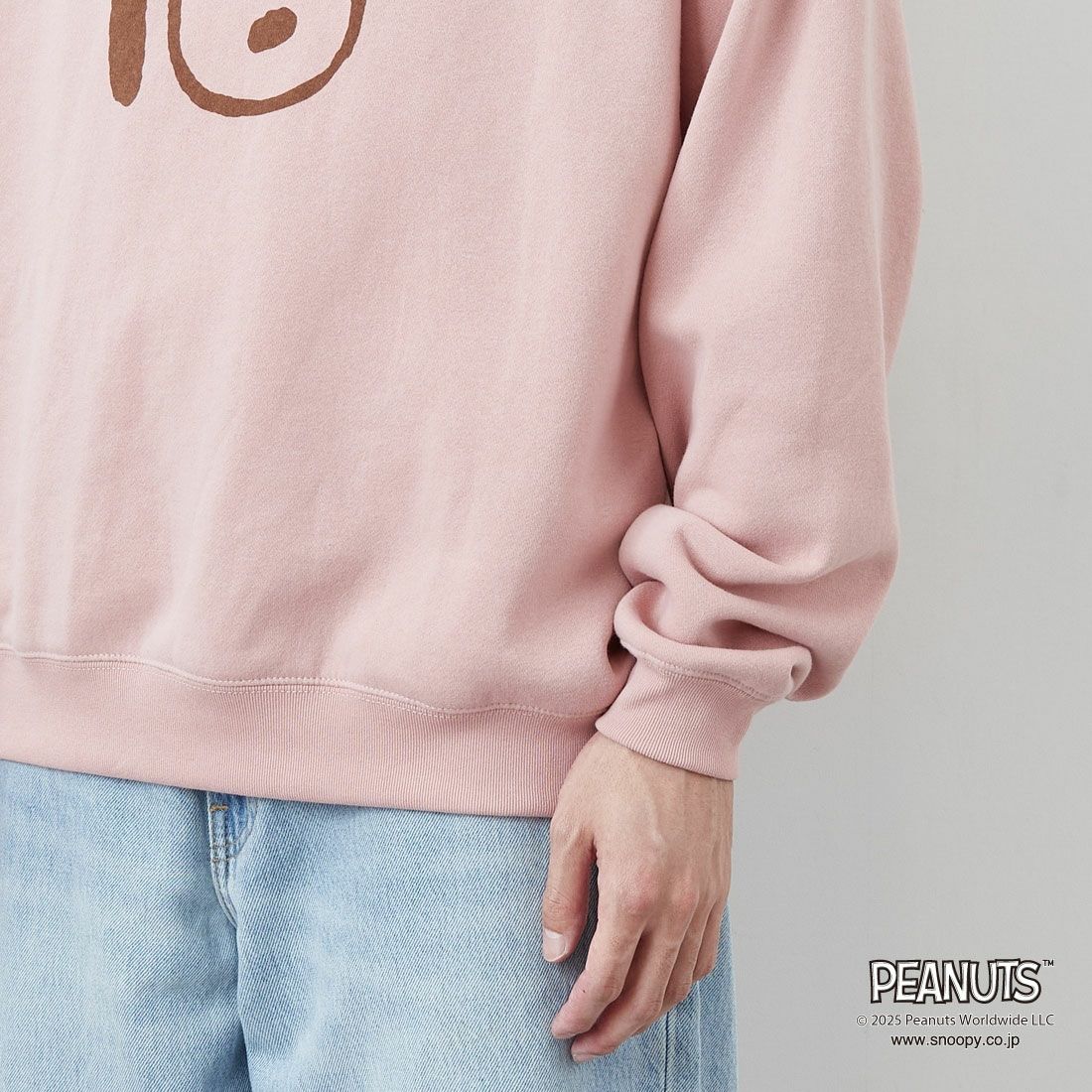PEANUTS × JEANS FACTORY [ピーナッツ × ジーンズファクトリー] PEANUTS スヌーピースウェット [JFC-254-099] PINK &&モデル身長：167cm 着用サイズ：M&&