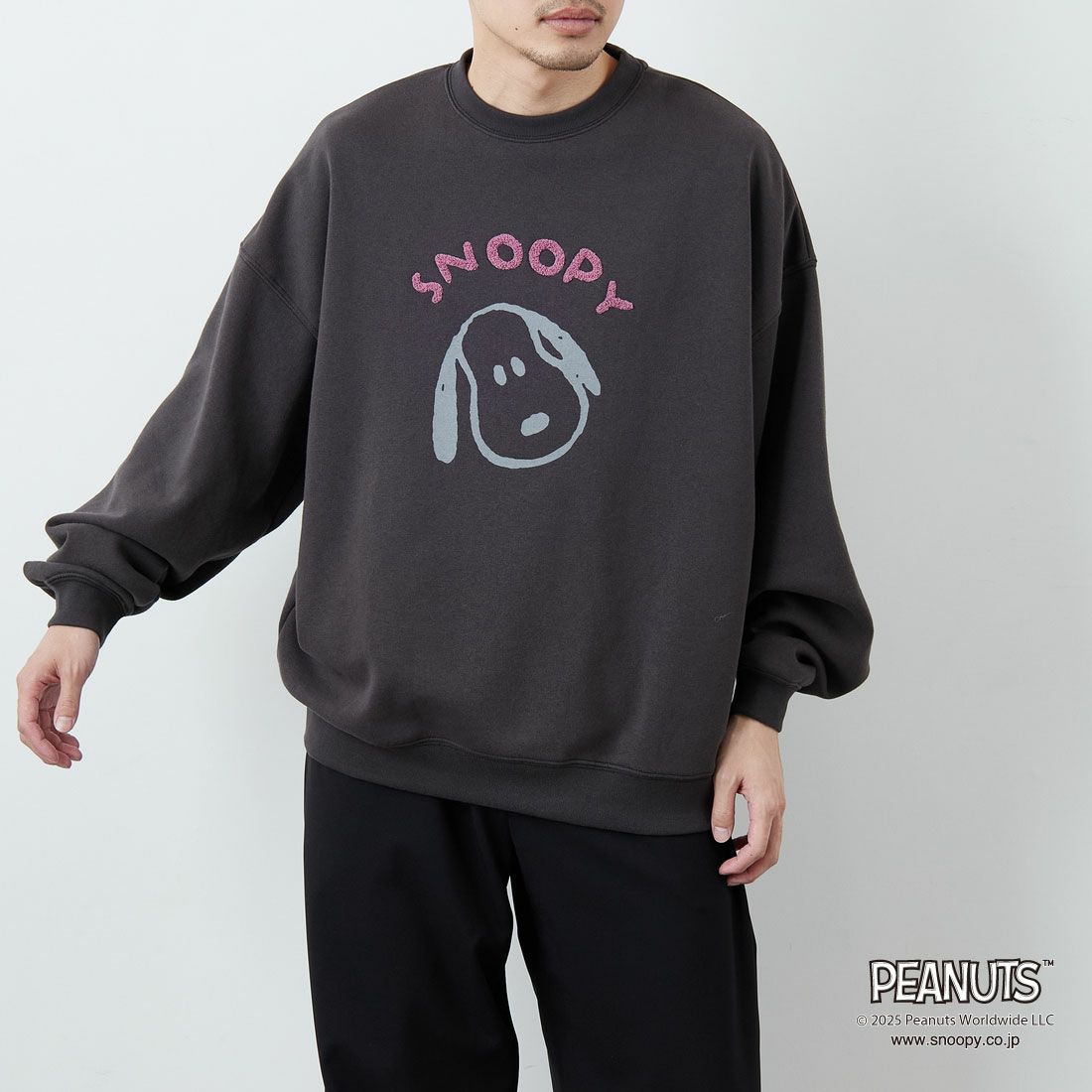PEANUTS × JEANS FACTORY [ピーナッツ × ジーンズファクトリー] PEANUTS スヌーピースウェット [JFC-254-099] SUMIKURO &&モデル身長：167cm 着用サイズ：L&&