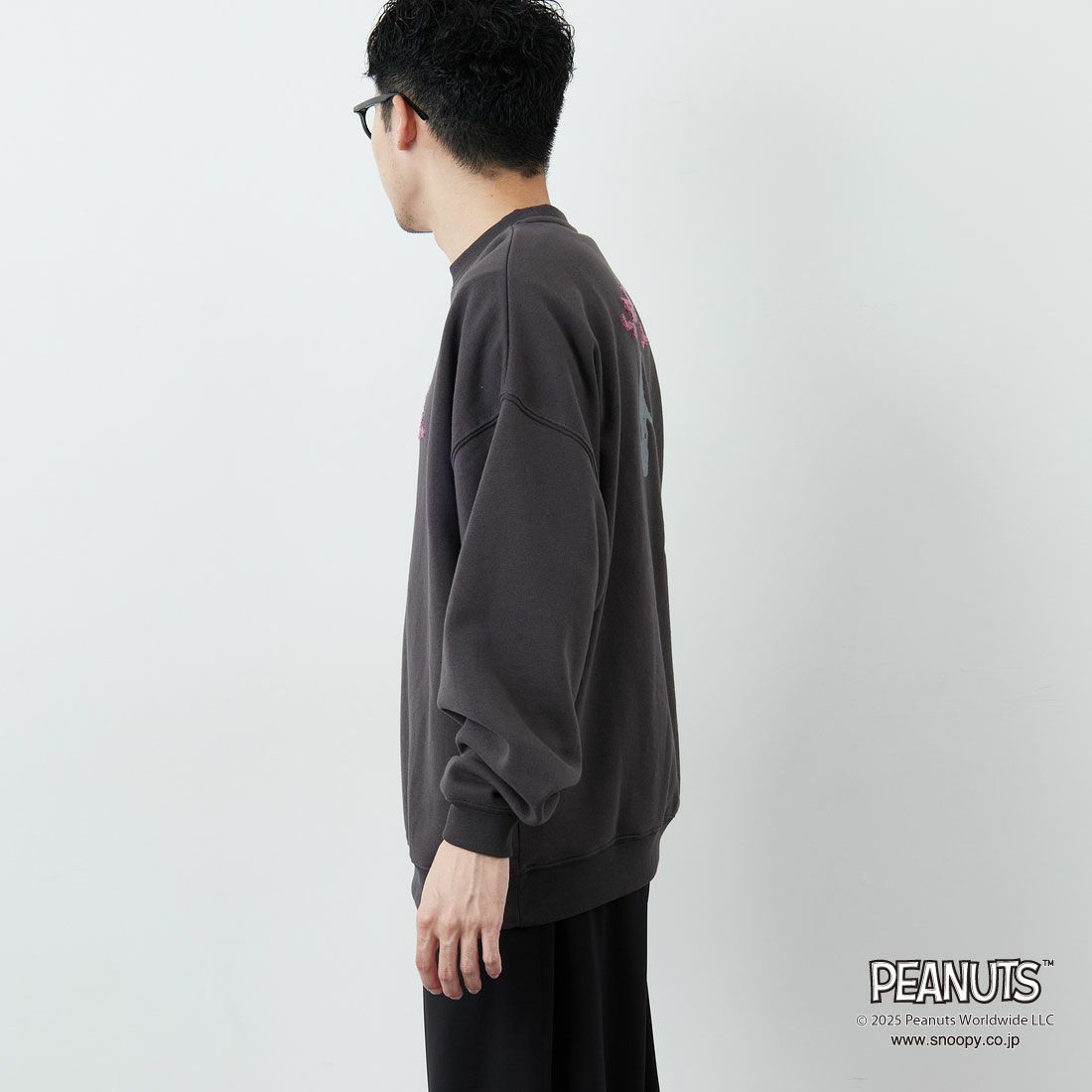 PEANUTS × JEANS FACTORY [ピーナッツ × ジーンズファクトリー] PEANUTS スヌーピースウェット [JFC-254-099] SUMIKURO &&モデル身長：167cm 着用サイズ：L&&