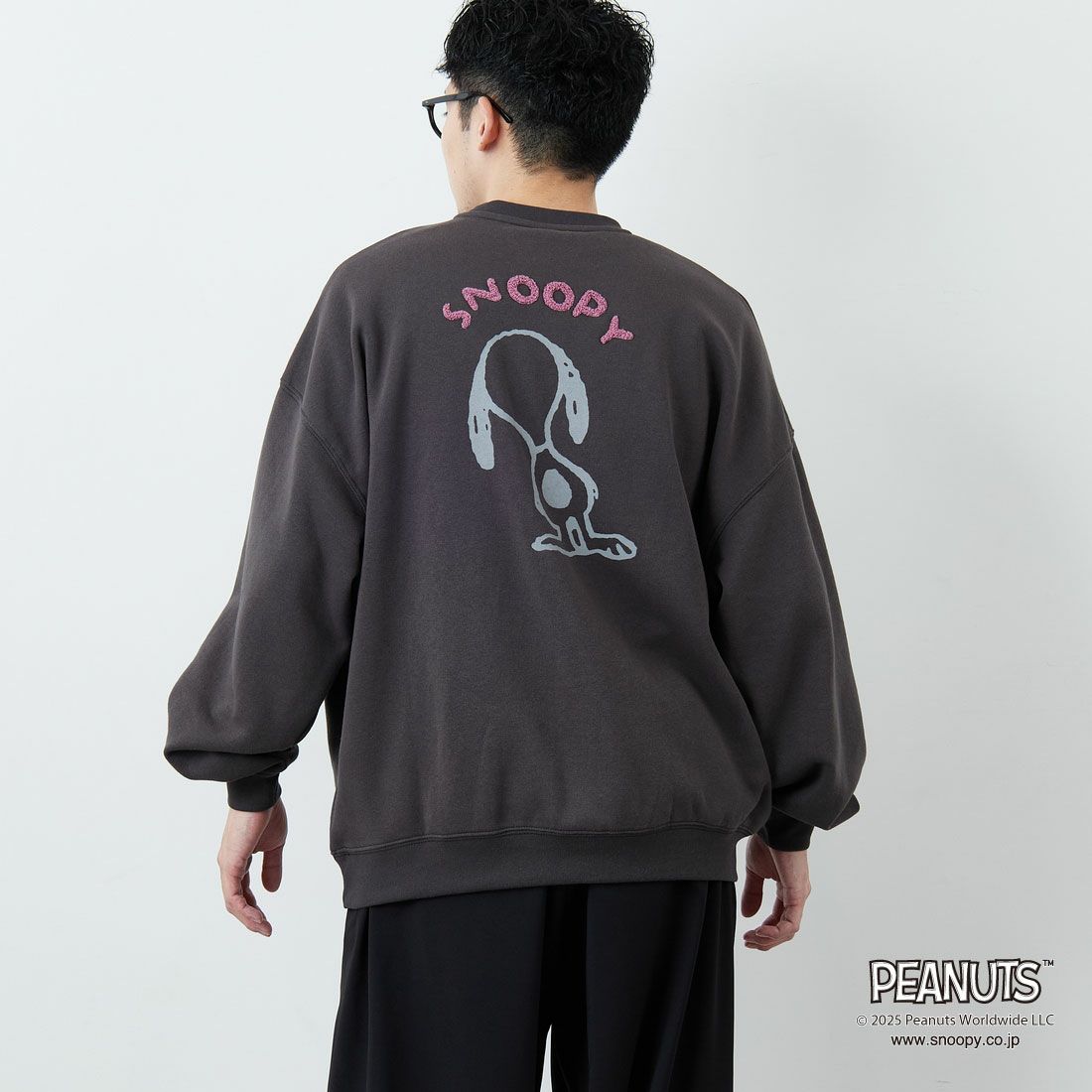 PEANUTS × JEANS FACTORY [ピーナッツ × ジーンズファクトリー] PEANUTS スヌーピースウェット [JFC-254-099] SUMIKURO &&モデル身長：167cm 着用サイズ：L&&