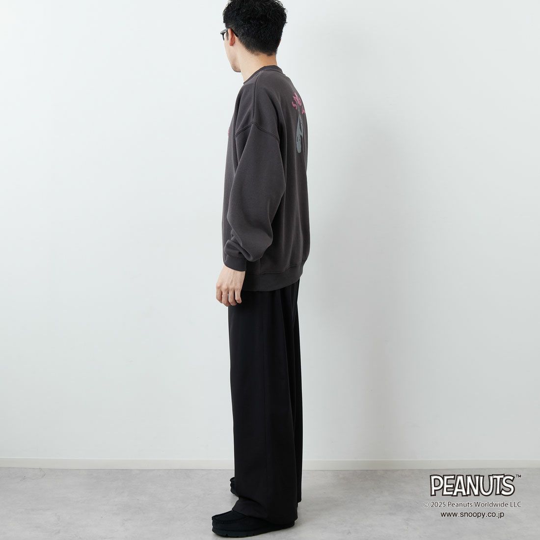 PEANUTS × JEANS FACTORY [ピーナッツ × ジーンズファクトリー] PEANUTS スヌーピースウェット [JFC-254-099] SUMIKURO &&モデル身長：167cm 着用サイズ：L&&
