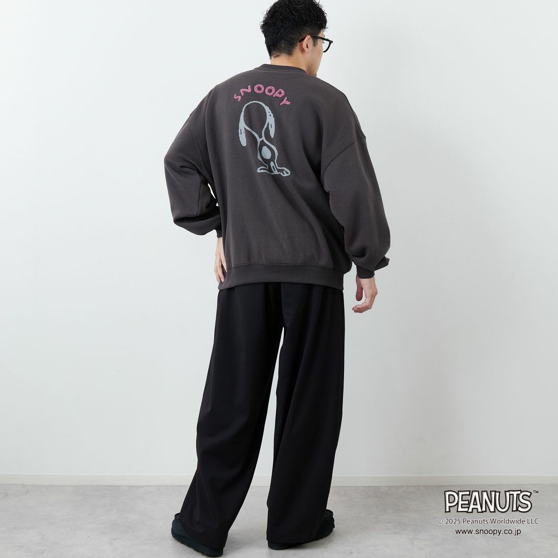 PEANUTS × JEANS FACTORY [ピーナッツ × ジーンズファクトリー] PEANUTS スヌーピースウェット [JFC-254-099] SUMIKURO &&モデル身長：167cm 着用サイズ：L&&
