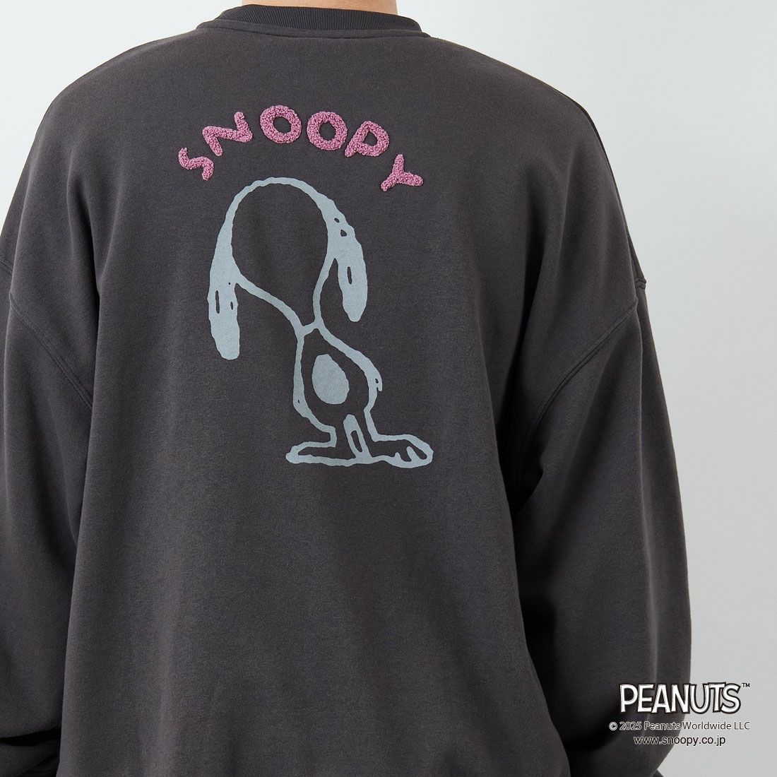 PEANUTS × JEANS FACTORY [ピーナッツ × ジーンズファクトリー] PEANUTS スヌーピースウェット [JFC-254-099] SUMIKURO &&モデル身長：167cm 着用サイズ：L&&