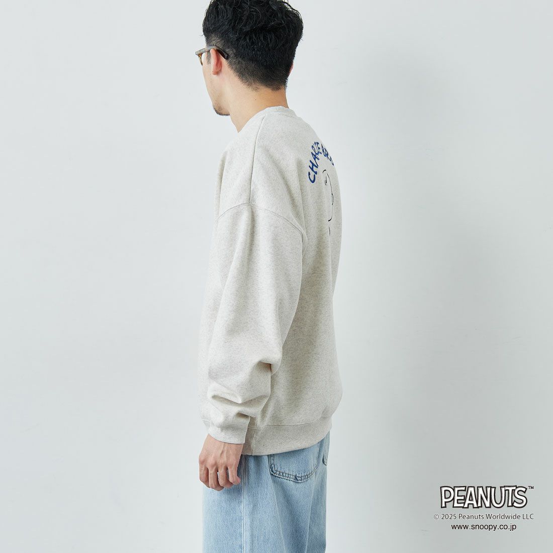 PEANUTS × JEANS FACTORY [ピーナッツ × ジーンズファクトリー] PEANUTS チャーリー・ブラウンスウェット [JFC-254-098] ASH GRY &&モデル身長：167cm 着用サイズ：L&&