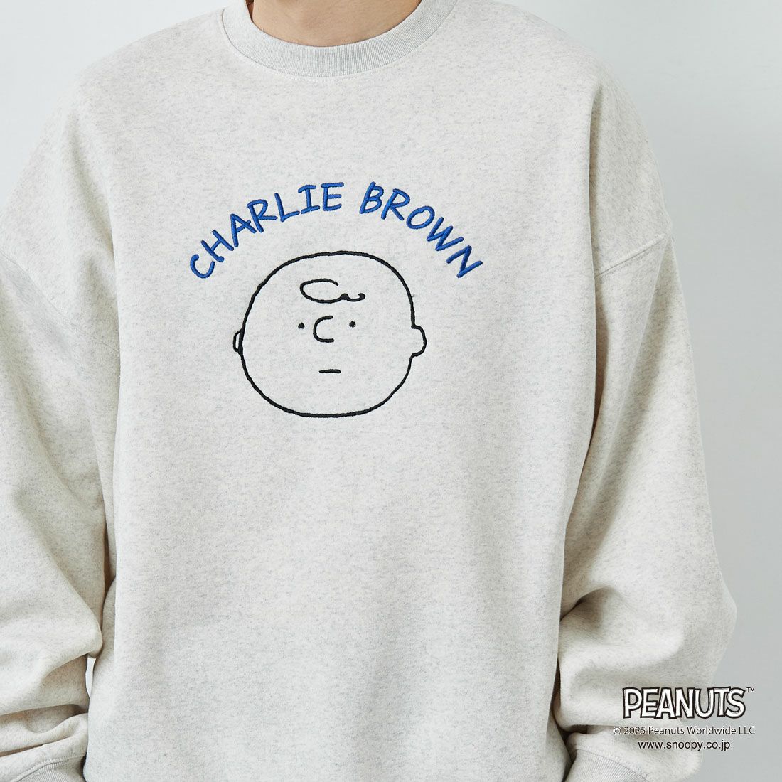 PEANUTS × JEANS FACTORY [ピーナッツ × ジーンズファクトリー] PEANUTS チャーリー・ブラウンスウェット [JFC-254-098] ASH GRY &&モデル身長：167cm 着用サイズ：L&&