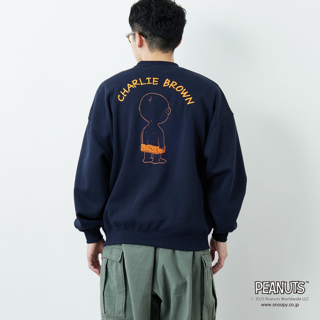 PEANUTS × JEANS FACTORY [ピーナッツ × ジーンズファクトリー] PEANUTS チャーリー・ブラウンスウェット [JFC-254-098] NAVY &&モデル身長：167cm 着用サイズ：M&&
