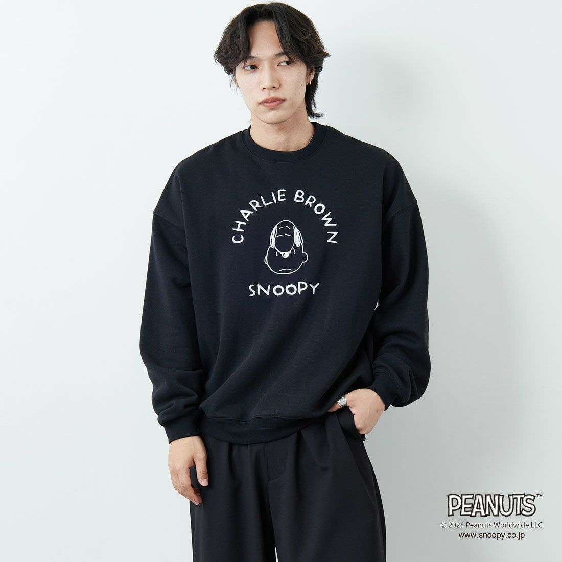 PEANUTS × JEANS FACTORY [ピーナッツ × ジーンズファクトリー] PEANUTS チャーリー・ブラウン&スヌーピースウェット [JFC-254-100] BLACK &&モデル身長：179cm 着用サイズ：L&&