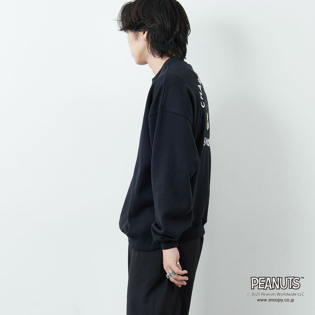 PEANUTS × JEANS FACTORY [ピーナッツ × ジーンズファクトリー] PEANUTS チャーリー・ブラウン&スヌーピースウェット [JFC-254-100] BLACK &&モデル身長：179cm 着用サイズ：L&&
