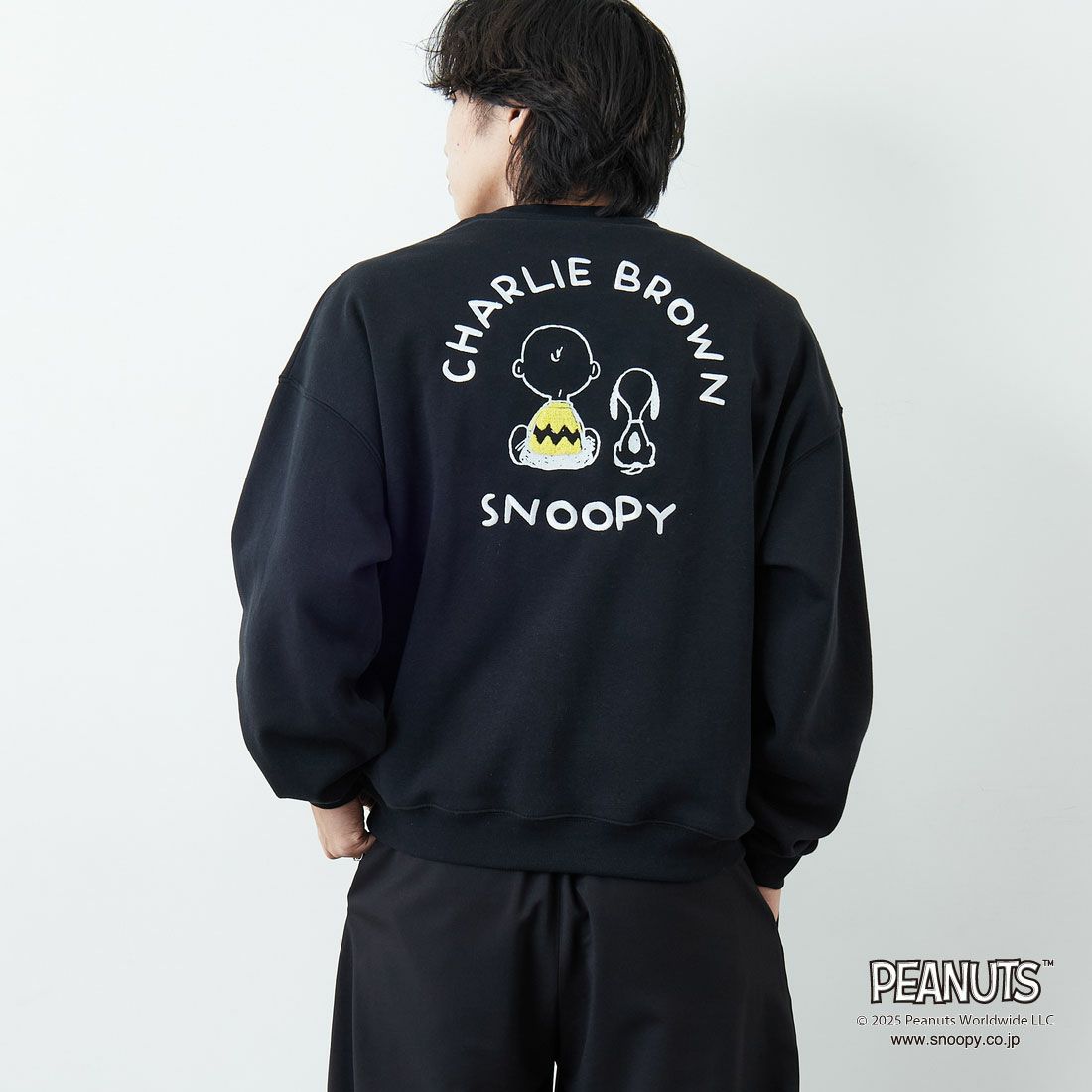 PEANUTS × JEANS FACTORY [ピーナッツ × ジーンズファクトリー] PEANUTS チャーリー・ブラウン&スヌーピースウェット [JFC-254-100] BLACK &&モデル身長：179cm 着用サイズ：L&&