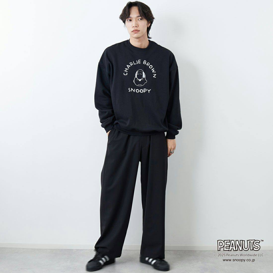 PEANUTS × JEANS FACTORY [ピーナッツ × ジーンズファクトリー] PEANUTS チャーリー・ブラウン&スヌーピースウェット [JFC-254-100] BLACK &&モデル身長：179cm 着用サイズ：L&&