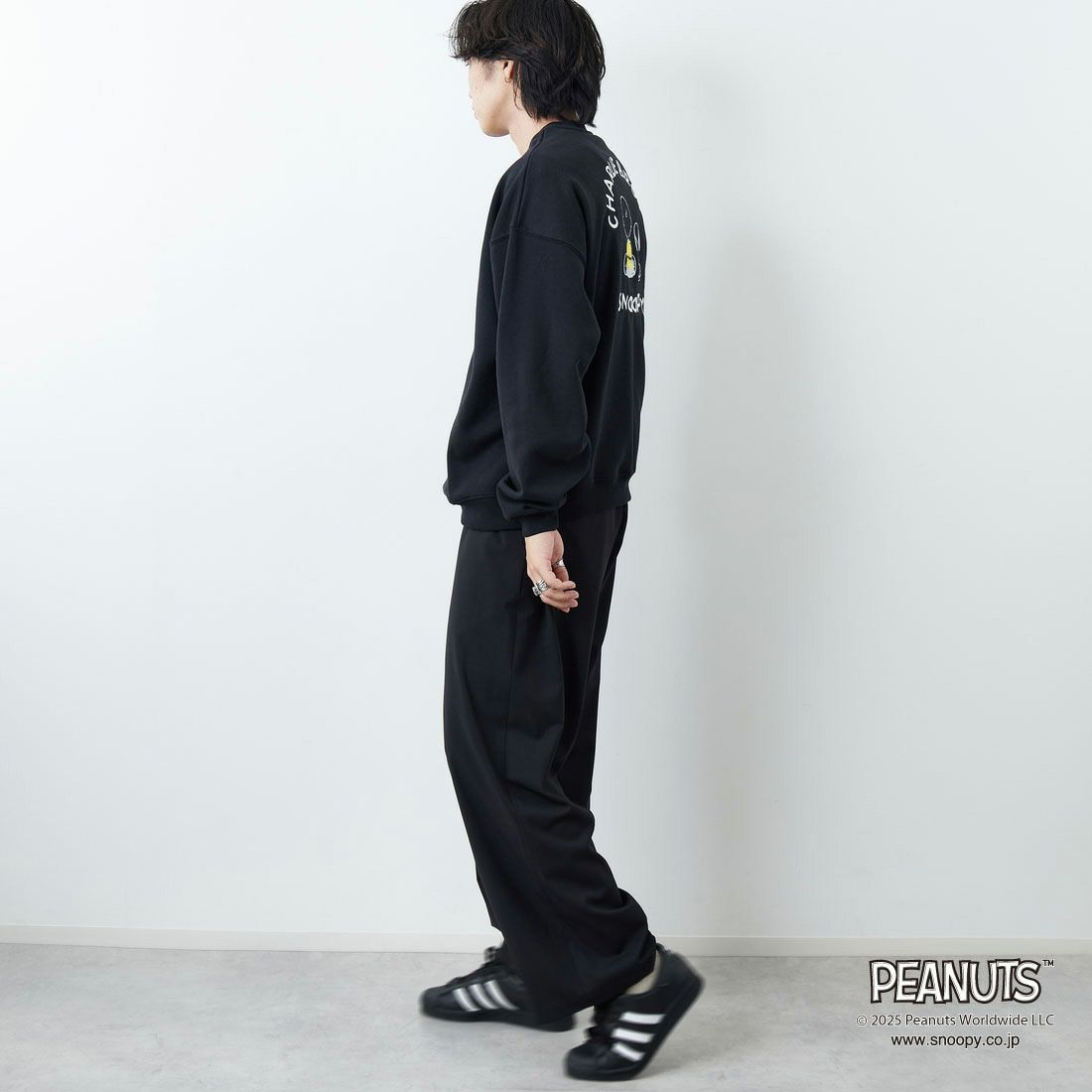PEANUTS × JEANS FACTORY [ピーナッツ × ジーンズファクトリー] PEANUTS チャーリー・ブラウン&スヌーピースウェット [JFC-254-100] BLACK &&モデル身長：179cm 着用サイズ：L&&
