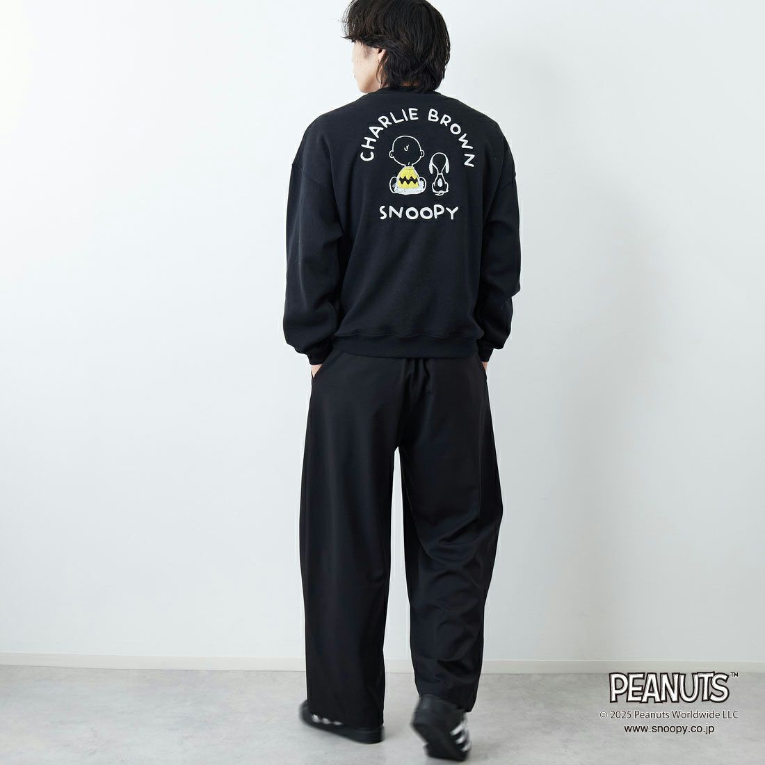 PEANUTS × JEANS FACTORY [ピーナッツ × ジーンズファクトリー] PEANUTS チャーリー・ブラウン&スヌーピースウェット [JFC-254-100] BLACK &&モデル身長：179cm 着用サイズ：L&&