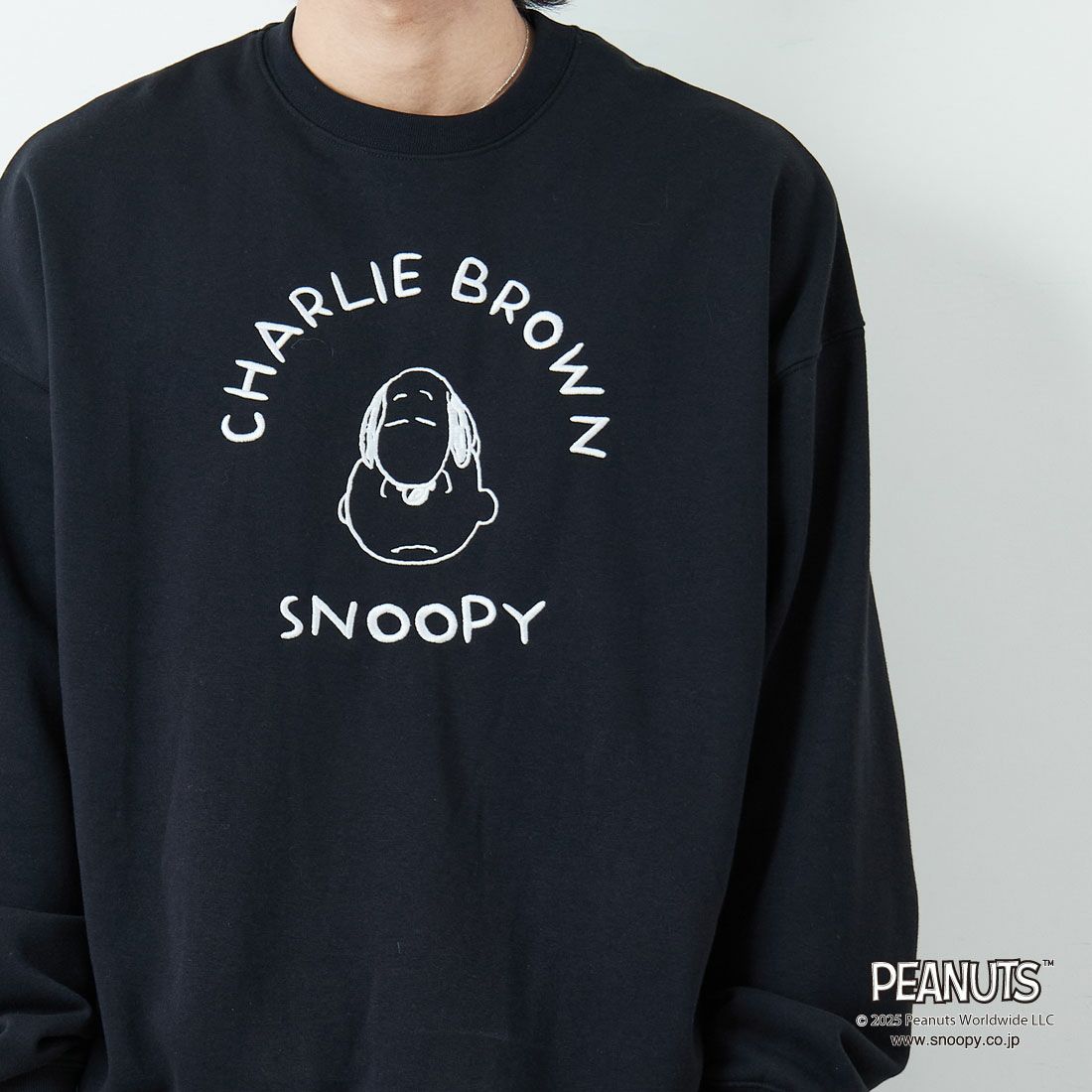PEANUTS × JEANS FACTORY [ピーナッツ × ジーンズファクトリー] PEANUTS チャーリー・ブラウン&スヌーピースウェット [JFC-254-100] BLACK &&モデル身長：179cm 着用サイズ：L&&
