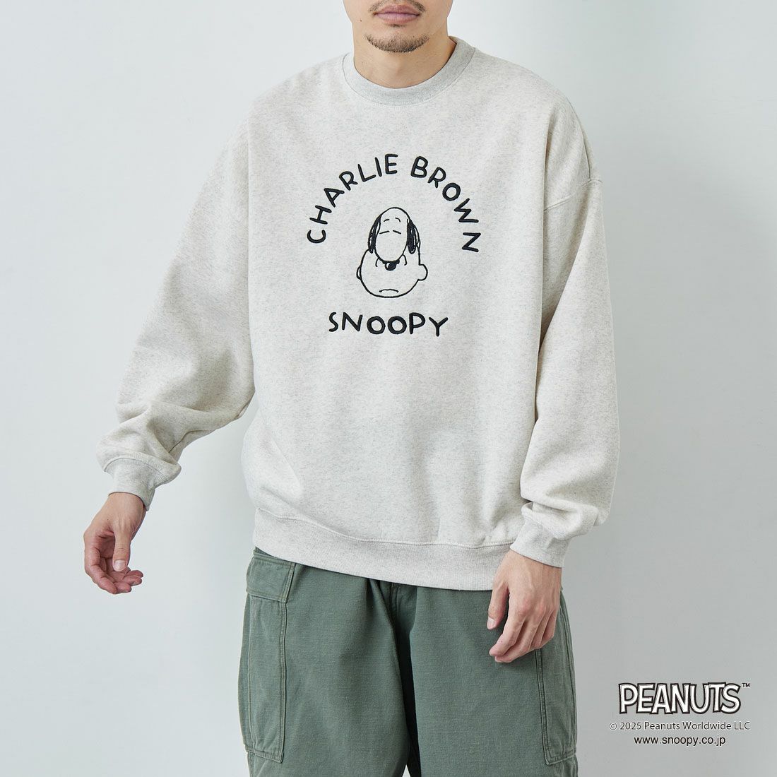 PEANUTS × JEANS FACTORY [ピーナッツ × ジーンズファクトリー] PEANUTS チャーリー・ブラウン&スヌーピースウェット [JFC-254-100] ASH GRY &&モデル身長：167cm 着用サイズ：M&&