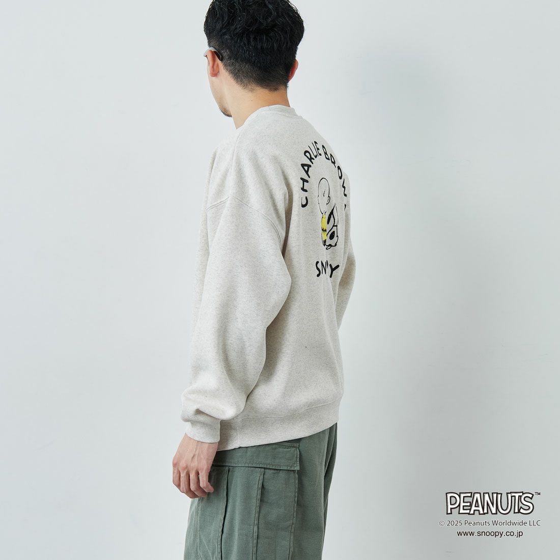PEANUTS × JEANS FACTORY [ピーナッツ × ジーンズファクトリー] PEANUTS チャーリー・ブラウン&スヌーピースウェット [JFC-254-100] ASH GRY &&モデル身長：167cm 着用サイズ：M&&