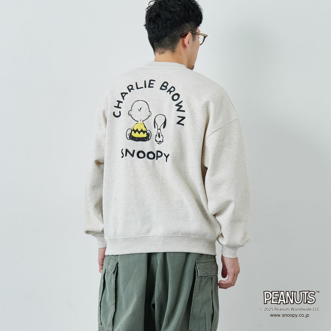 PEANUTS × JEANS FACTORY [ピーナッツ × ジーンズファクトリー] PEANUTS チャーリー・ブラウン&スヌーピースウェット [JFC-254-100] ASH GRY &&モデル身長：167cm 着用サイズ：M&&