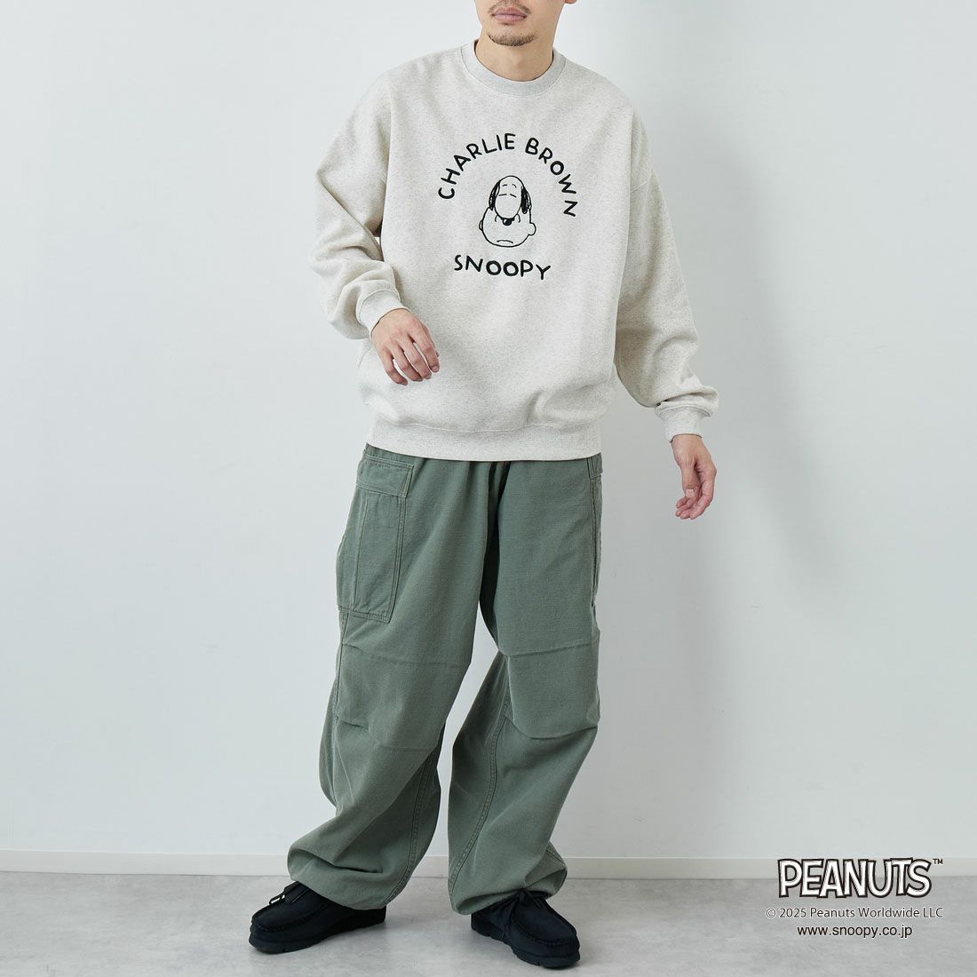 PEANUTS × JEANS FACTORY [ピーナッツ × ジーンズファクトリー] PEANUTS チャーリー・ブラウン&スヌーピースウェット [JFC-254-100] ASH GRY &&モデル身長：167cm 着用サイズ：M&&