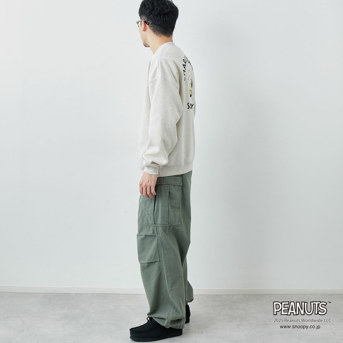 PEANUTS × JEANS FACTORY [ピーナッツ × ジーンズファクトリー] PEANUTS チャーリー・ブラウン&スヌーピースウェット [JFC-254-100] ASH GRY &&モデル身長：167cm 着用サイズ：M&&