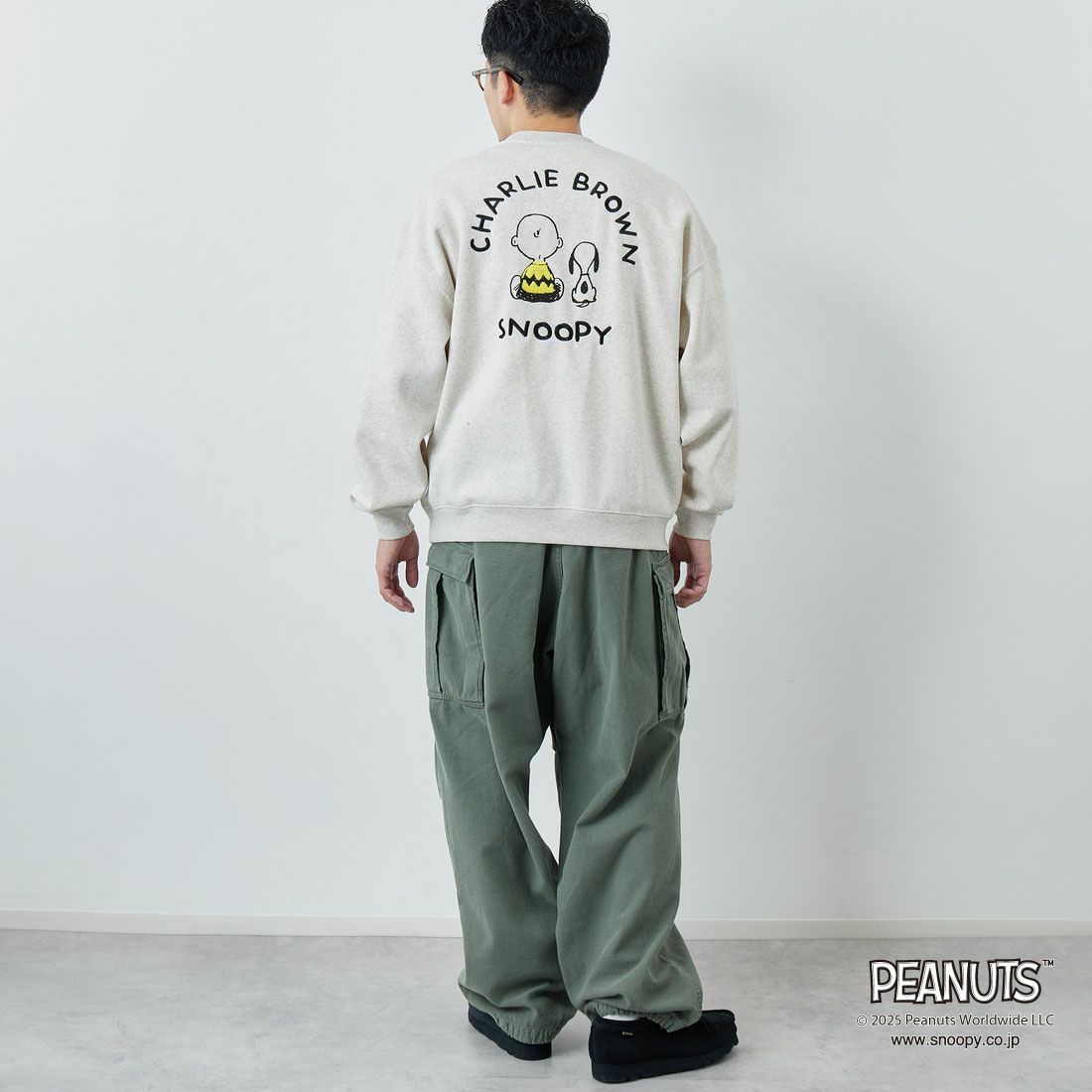 PEANUTS × JEANS FACTORY [ピーナッツ × ジーンズファクトリー] PEANUTS チャーリー・ブラウン&スヌーピースウェット [JFC-254-100] ASH GRY &&モデル身長：167cm 着用サイズ：M&&