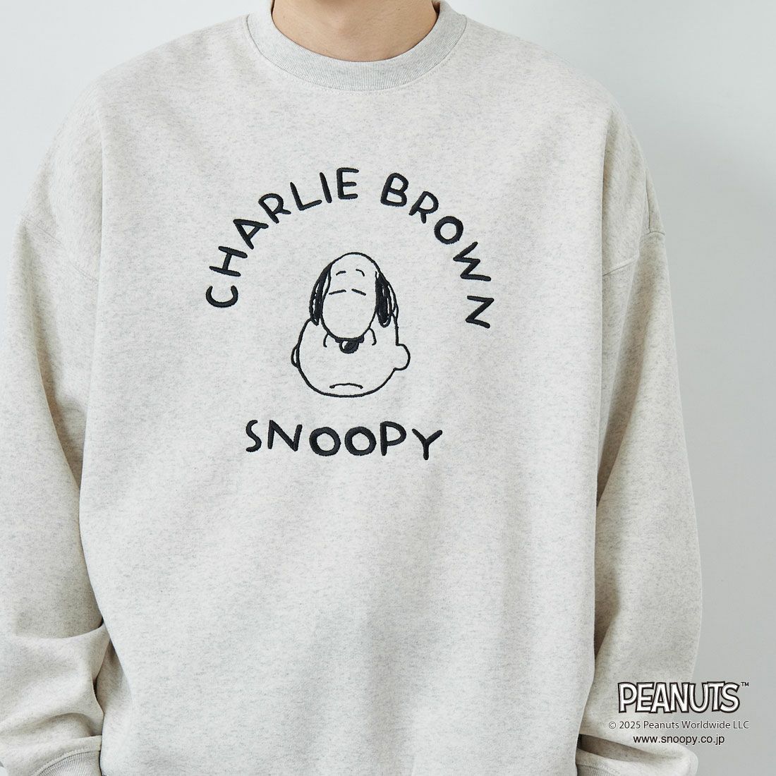 PEANUTS × JEANS FACTORY [ピーナッツ × ジーンズファクトリー] PEANUTS チャーリー・ブラウン&スヌーピースウェット [JFC-254-100] ASH GRY &&モデル身長：167cm 着用サイズ：M&&