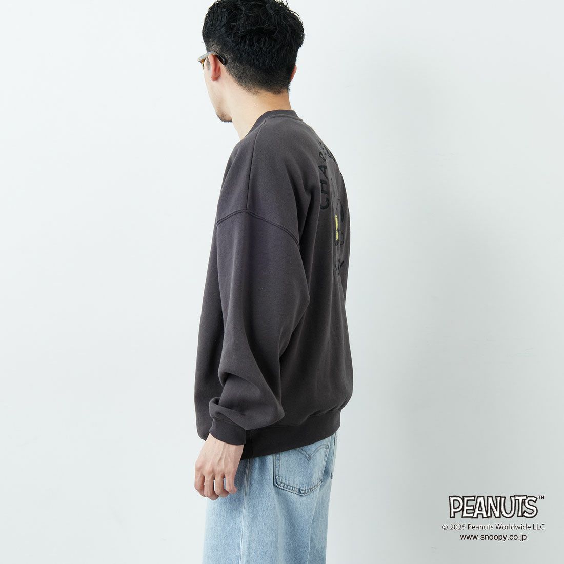 PEANUTS × JEANS FACTORY [ピーナッツ × ジーンズファクトリー] PEANUTS チャーリー・ブラウン&スヌーピースウェット [JFC-254-100] SUMIKURO &&モデル身長：167cm 着用サイズ：L&&
