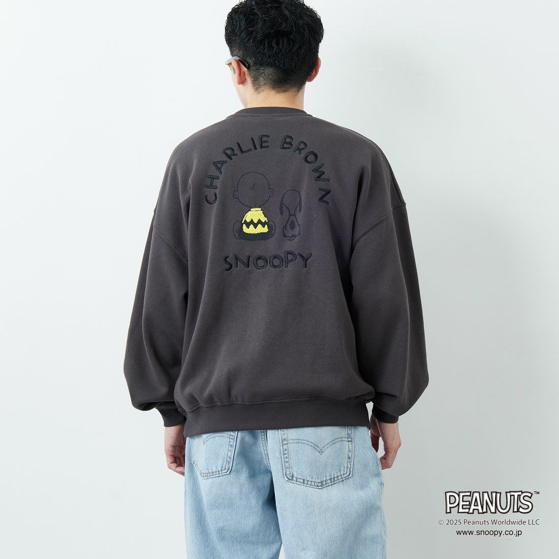 PEANUTS × JEANS FACTORY [ピーナッツ × ジーンズファクトリー] PEANUTS チャーリー・ブラウン&スヌーピースウェット [JFC-254-100] SUMIKURO &&モデル身長：167cm 着用サイズ：L&&