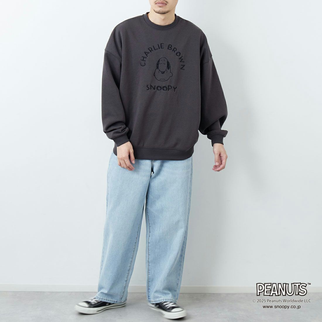 PEANUTS × JEANS FACTORY [ピーナッツ × ジーンズファクトリー] PEANUTS チャーリー・ブラウン&スヌーピースウェット [JFC-254-100] SUMIKURO &&モデル身長：167cm 着用サイズ：L&&