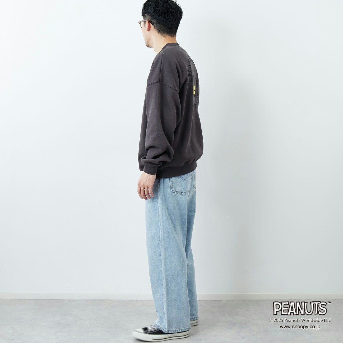 PEANUTS × JEANS FACTORY [ピーナッツ × ジーンズファクトリー] PEANUTS チャーリー・ブラウン&スヌーピースウェット [JFC-254-100] SUMIKURO &&モデル身長：167cm 着用サイズ：L&&
