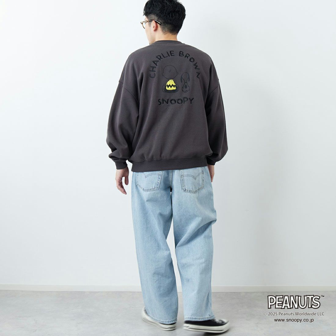 PEANUTS × JEANS FACTORY [ピーナッツ × ジーンズファクトリー] PEANUTS チャーリー・ブラウン&スヌーピースウェット [JFC-254-100] SUMIKURO &&モデル身長：167cm 着用サイズ：L&&
