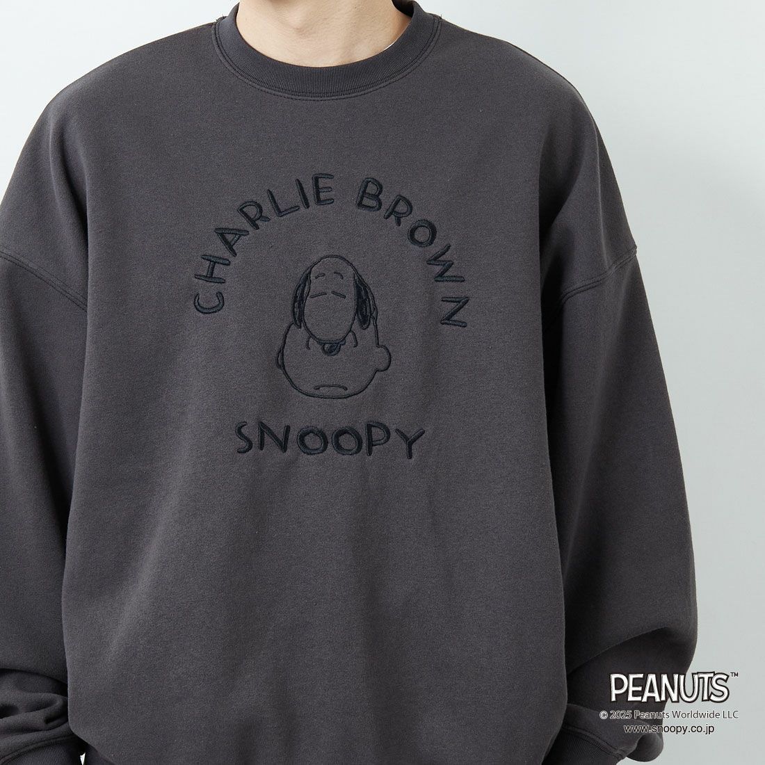 PEANUTS × JEANS FACTORY [ピーナッツ × ジーンズファクトリー] PEANUTS チャーリー・ブラウン&スヌーピースウェット [JFC-254-100] SUMIKURO &&モデル身長：167cm 着用サイズ：L&&