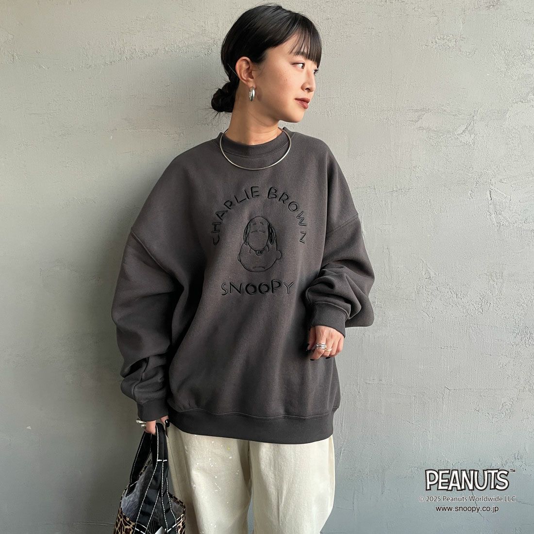 PEANUTS × JEANS FACTORY [ピーナッツ × ジーンズファクトリー] PEANUTS チャーリー・ブラウン&スヌーピースウェット [JFC-254-100] SUMIKURO &&モデル身長：150cm 着用サイズ：S&&