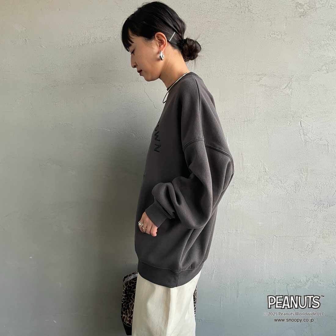 PEANUTS × JEANS FACTORY [ピーナッツ × ジーンズファクトリー] PEANUTS チャーリー・ブラウン&スヌーピースウェット [JFC-254-100] SUMIKURO &&モデル身長：150cm 着用サイズ：S&&