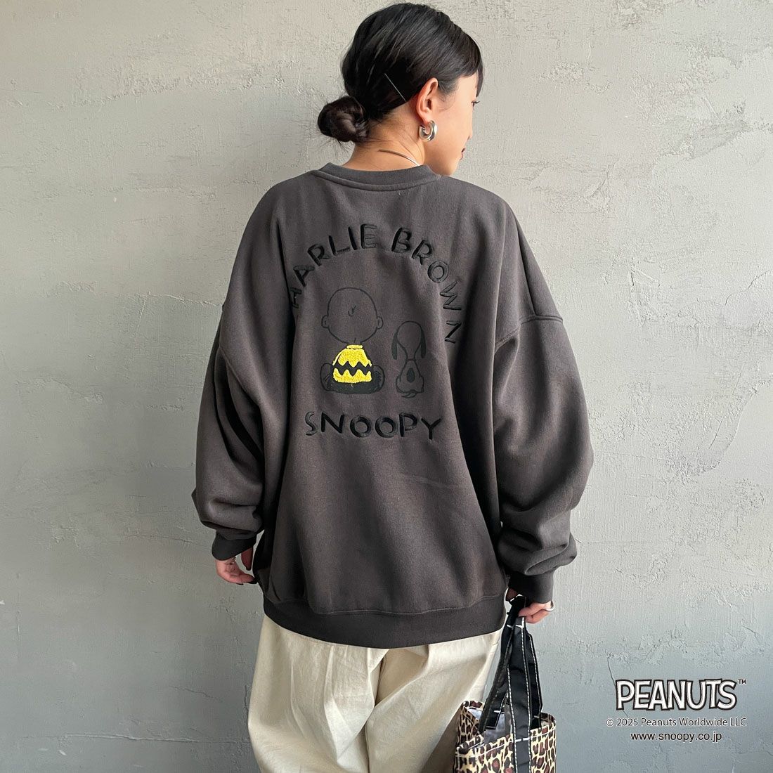 PEANUTS × JEANS FACTORY [ピーナッツ × ジーンズファクトリー] PEANUTS チャーリー・ブラウン&スヌーピースウェット [JFC-254-100] SUMIKURO &&モデル身長：150cm 着用サイズ：S&&