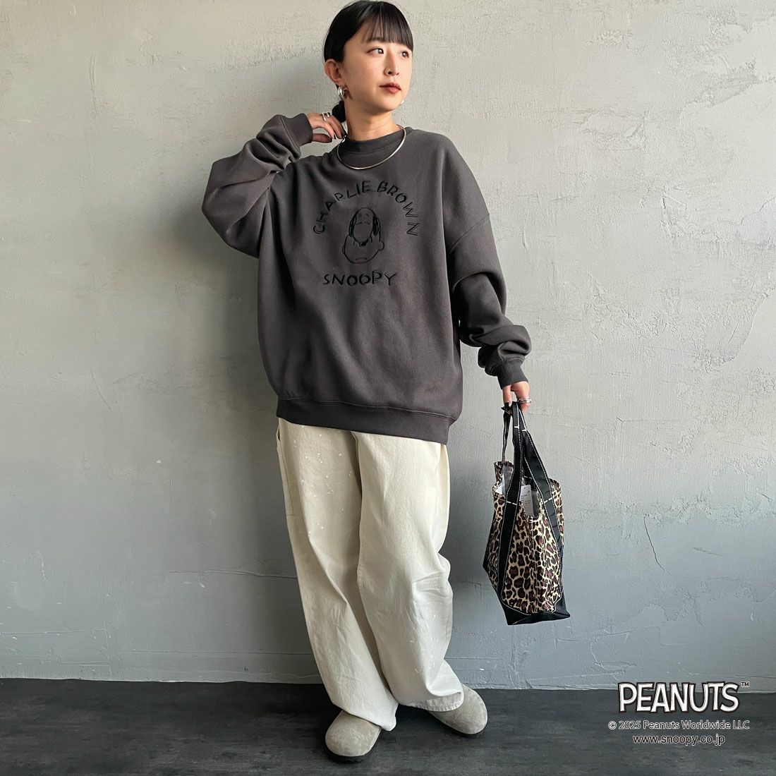 PEANUTS × JEANS FACTORY [ピーナッツ × ジーンズファクトリー] PEANUTS チャーリー・ブラウン&スヌーピースウェット [JFC-254-100] SUMIKURO &&モデル身長：150cm 着用サイズ：S&&