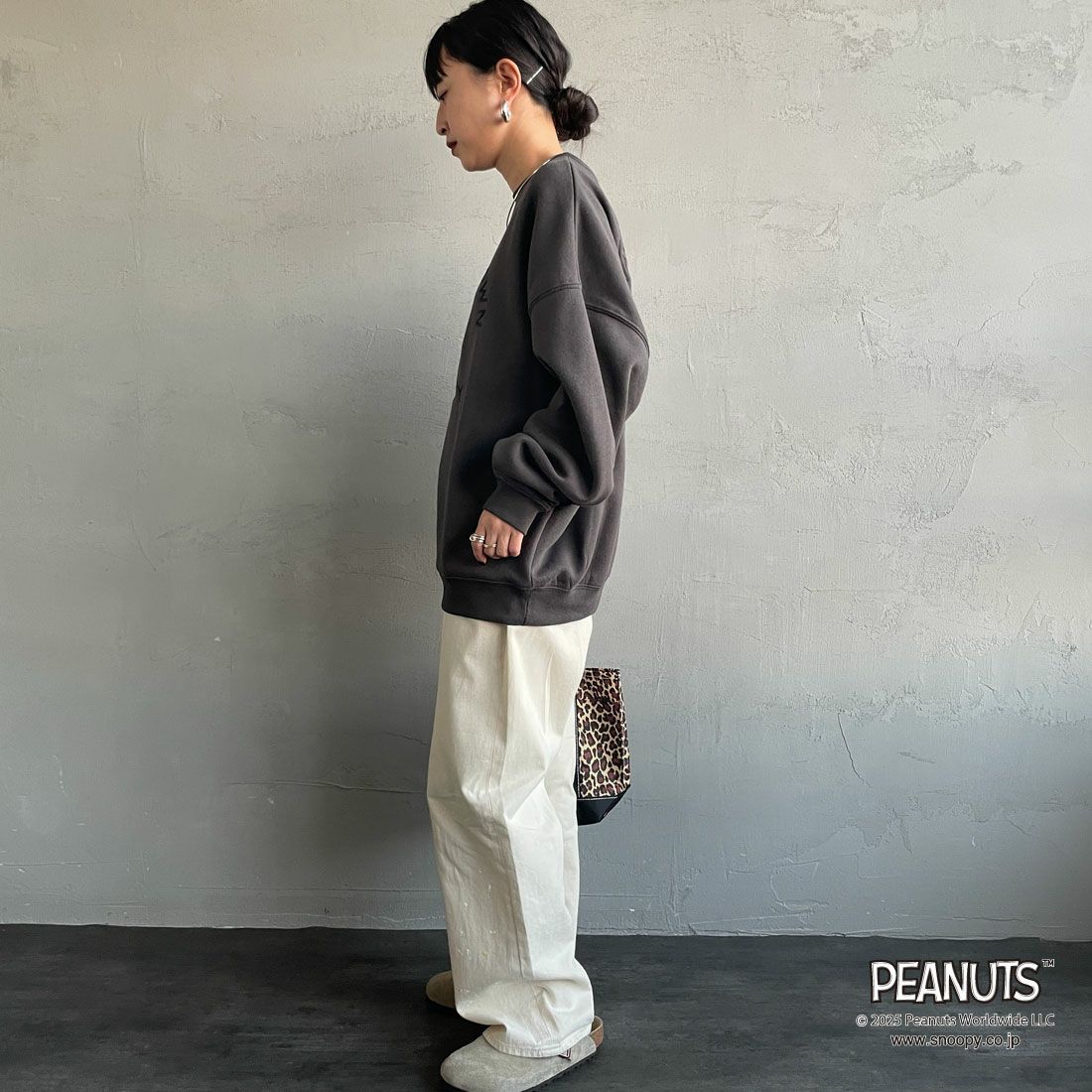PEANUTS × JEANS FACTORY [ピーナッツ × ジーンズファクトリー] PEANUTS チャーリー・ブラウン&スヌーピースウェット [JFC-254-100] SUMIKURO &&モデル身長：150cm 着用サイズ：S&&