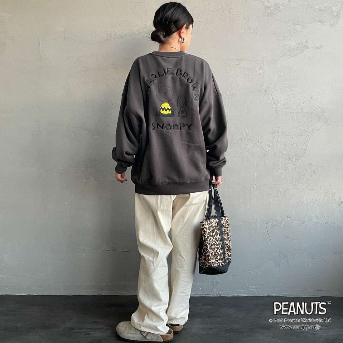 PEANUTS × JEANS FACTORY [ピーナッツ × ジーンズファクトリー] PEANUTS チャーリー・ブラウン&スヌーピースウェット [JFC-254-100] SUMIKURO &&モデル身長：150cm 着用サイズ：S&&