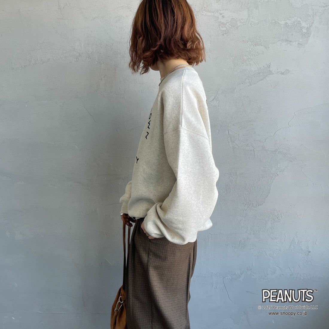 PEANUTS × JEANS FACTORY [ピーナッツ × ジーンズファクトリー] PEANUTS チャーリー・ブラウン&スヌーピースウェット [JFC-254-100] ASH GRY &&モデル身長：158cm 着用サイズ：S&&