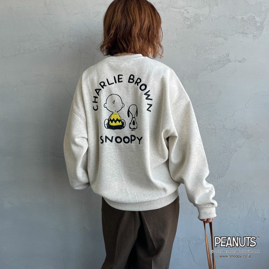 PEANUTS × JEANS FACTORY [ピーナッツ × ジーンズファクトリー] PEANUTS チャーリー・ブラウン&スヌーピースウェット [JFC-254-100] ASH GRY &&モデル身長：158cm 着用サイズ：S&&