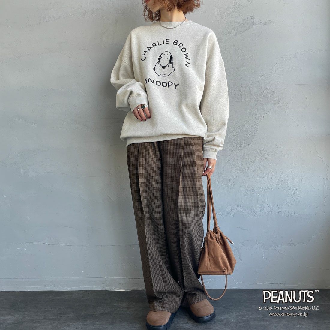 PEANUTS × JEANS FACTORY [ピーナッツ × ジーンズファクトリー] PEANUTS チャーリー・ブラウン&スヌーピースウェット [JFC-254-100] ASH GRY &&モデル身長：158cm 着用サイズ：S&&