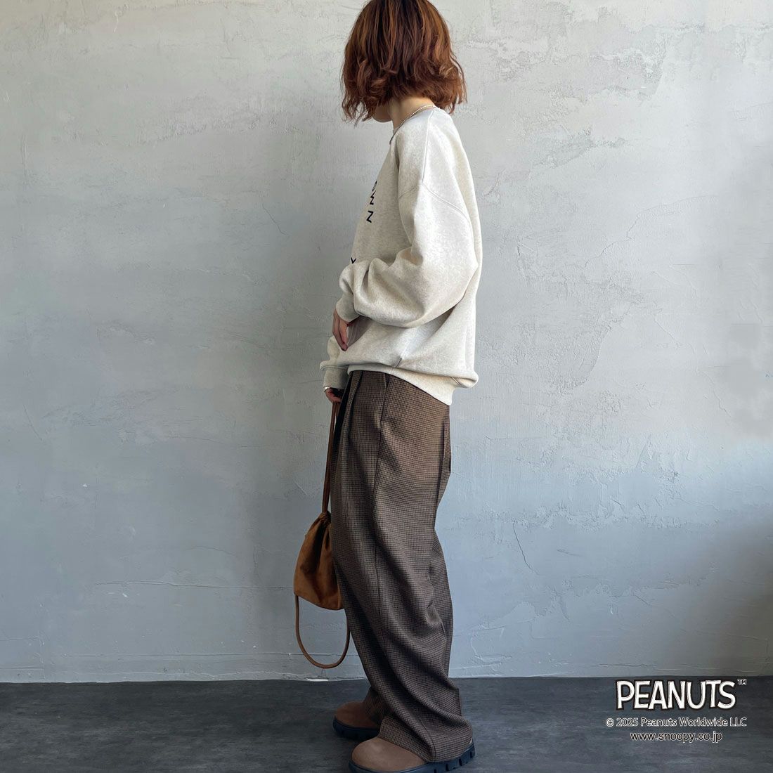 PEANUTS × JEANS FACTORY [ピーナッツ × ジーンズファクトリー] PEANUTS チャーリー・ブラウン&スヌーピースウェット [JFC-254-100] ASH GRY &&モデル身長：158cm 着用サイズ：S&&