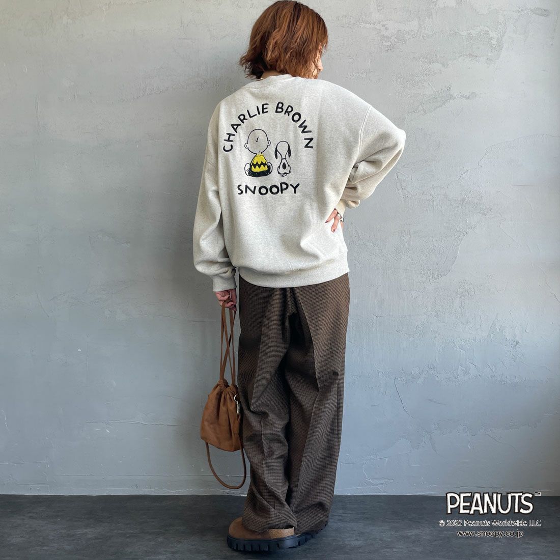 PEANUTS × JEANS FACTORY [ピーナッツ × ジーンズファクトリー] PEANUTS チャーリー・ブラウン&スヌーピースウェット [JFC-254-100] ASH GRY &&モデル身長：158cm 着用サイズ：S&&