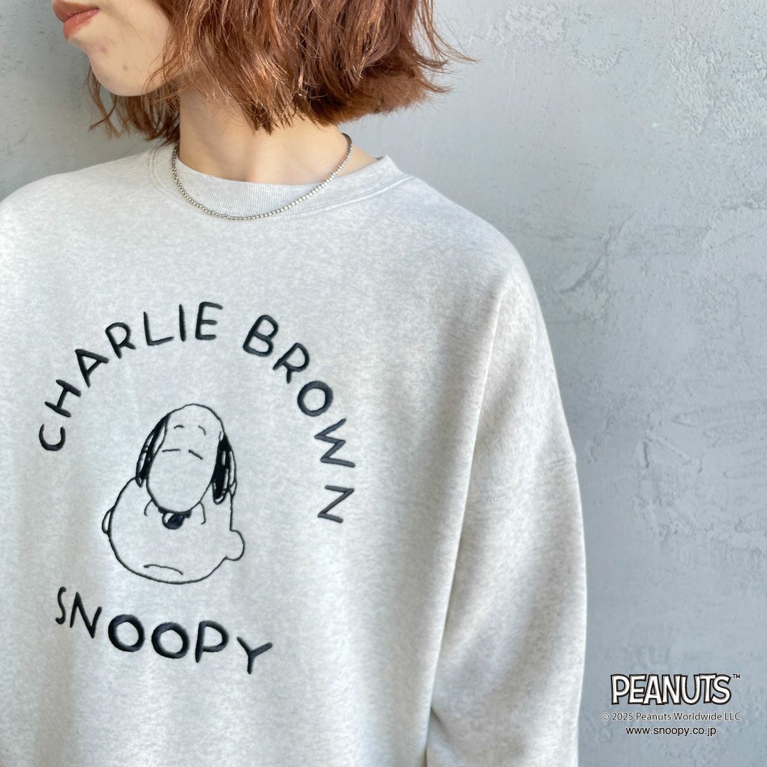 PEANUTS × JEANS FACTORY [ピーナッツ × ジーンズファクトリー] PEANUTS チャーリー・ブラウン&スヌーピースウェット [JFC-254-100] ASH GRY &&モデル身長：158cm 着用サイズ：S&&