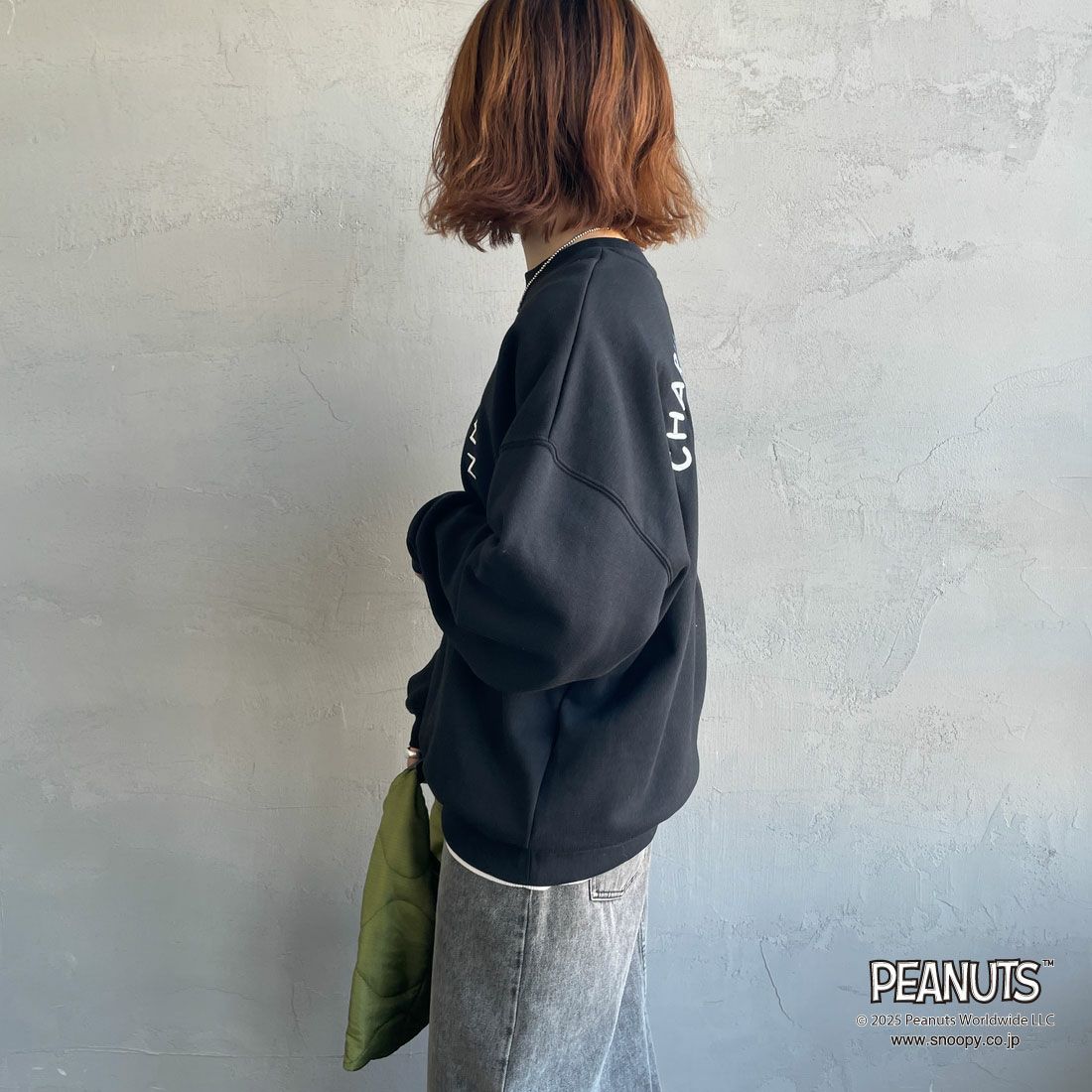 PEANUTS × JEANS FACTORY [ピーナッツ × ジーンズファクトリー] PEANUTS チャーリー・ブラウン&スヌーピースウェット [JFC-254-100] BLACK &&モデル身長：159cm 着用サイズ：S&&