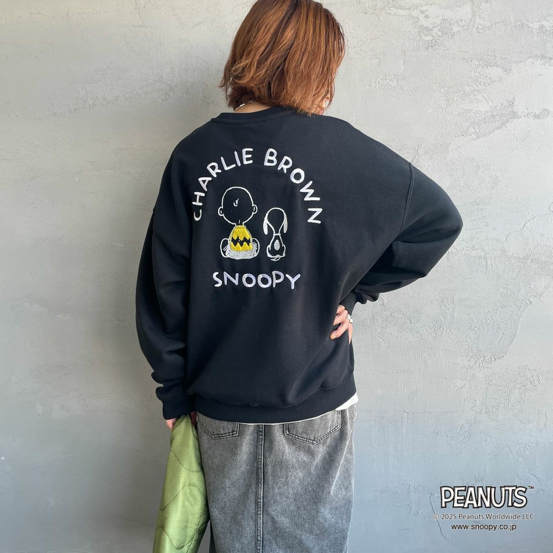PEANUTS × JEANS FACTORY [ピーナッツ × ジーンズファクトリー] PEANUTS チャーリー・ブラウン&スヌーピースウェット [JFC-254-100] BLACK &&モデル身長：159cm 着用サイズ：S&&